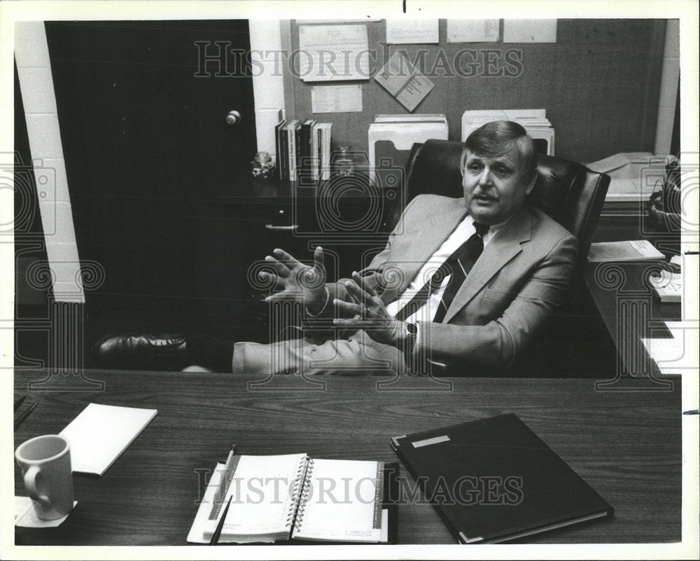 1985 Press Photo Interim Superintendent John Hinck Advantage Temporary Status - Historic Images