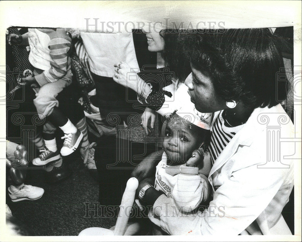 1985 Press Photo Little Earl Traylor Wonder Clown Yesterday Five Sibling Party - Historic Images