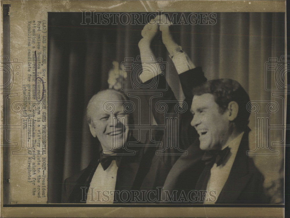 1974 Press Photo President Ford Raises Fluornoy&#39;s Arm Fund Raising Dinner - Historic Images