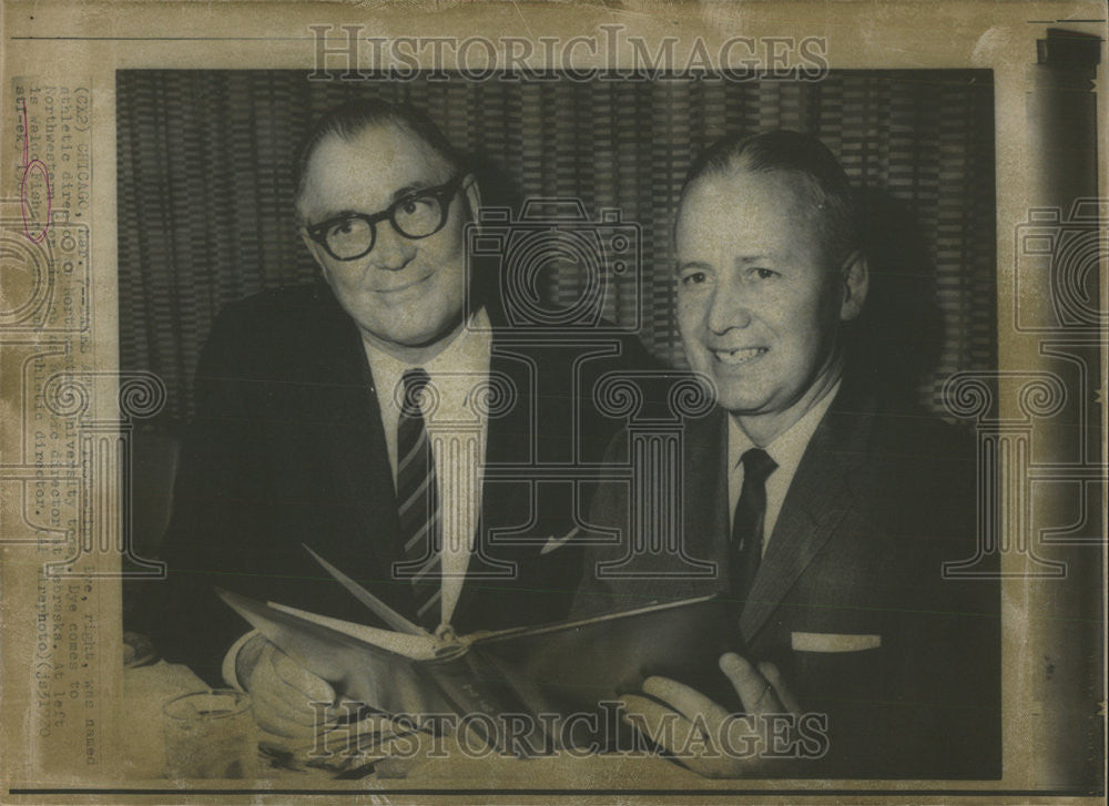 1967 Press Photo Athletic Director Northwestern Universe Chicago Walco Fisher - Historic Images