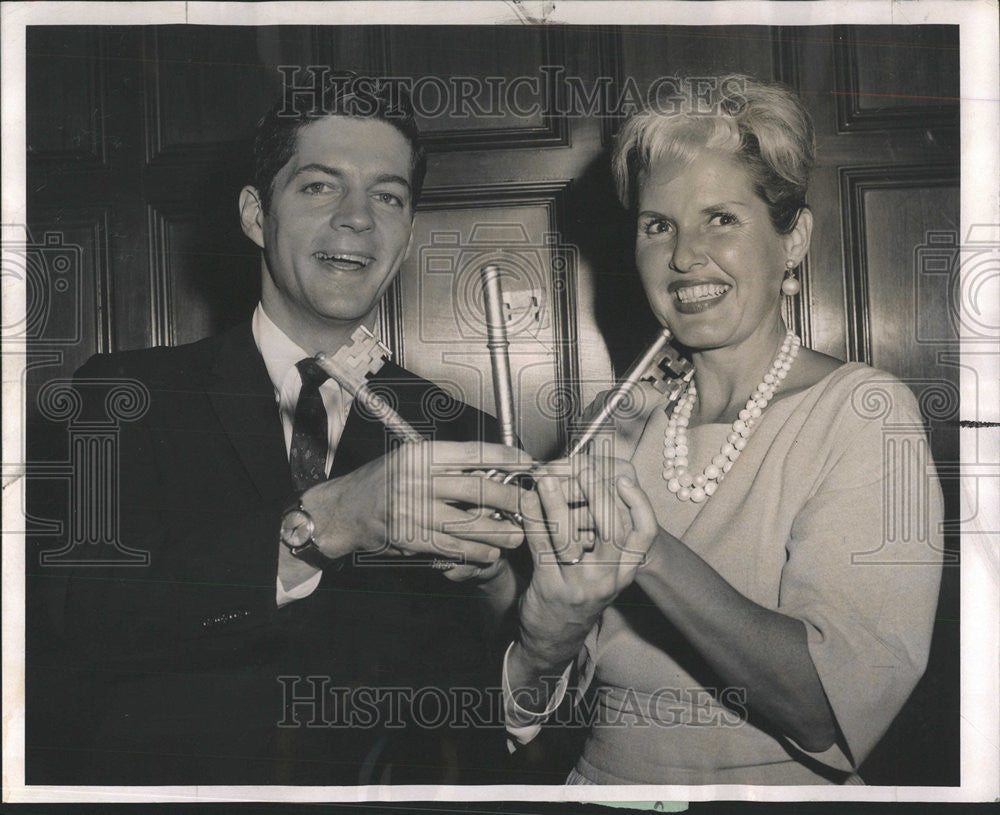 1961 Press Photo President Womans Board Presents Bill Hayes Three Symbolic Keys - Historic Images