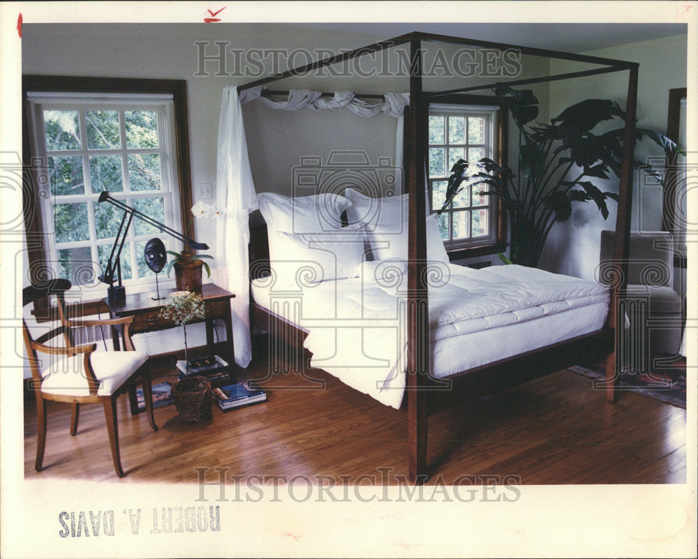 1992 Press Photo Colin Fisher master bedroom walnut floor sparse tone poster - Historic Images