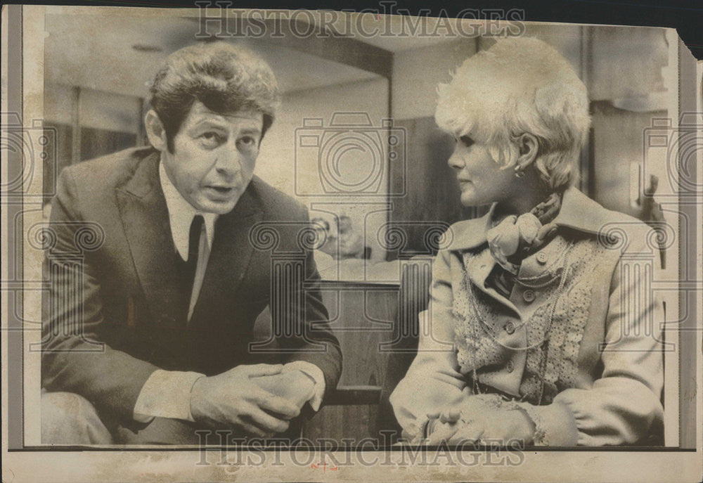 1969 Press Photo Singer Eddie Fisher Talk With Actress Connie Stevens - Historic Images