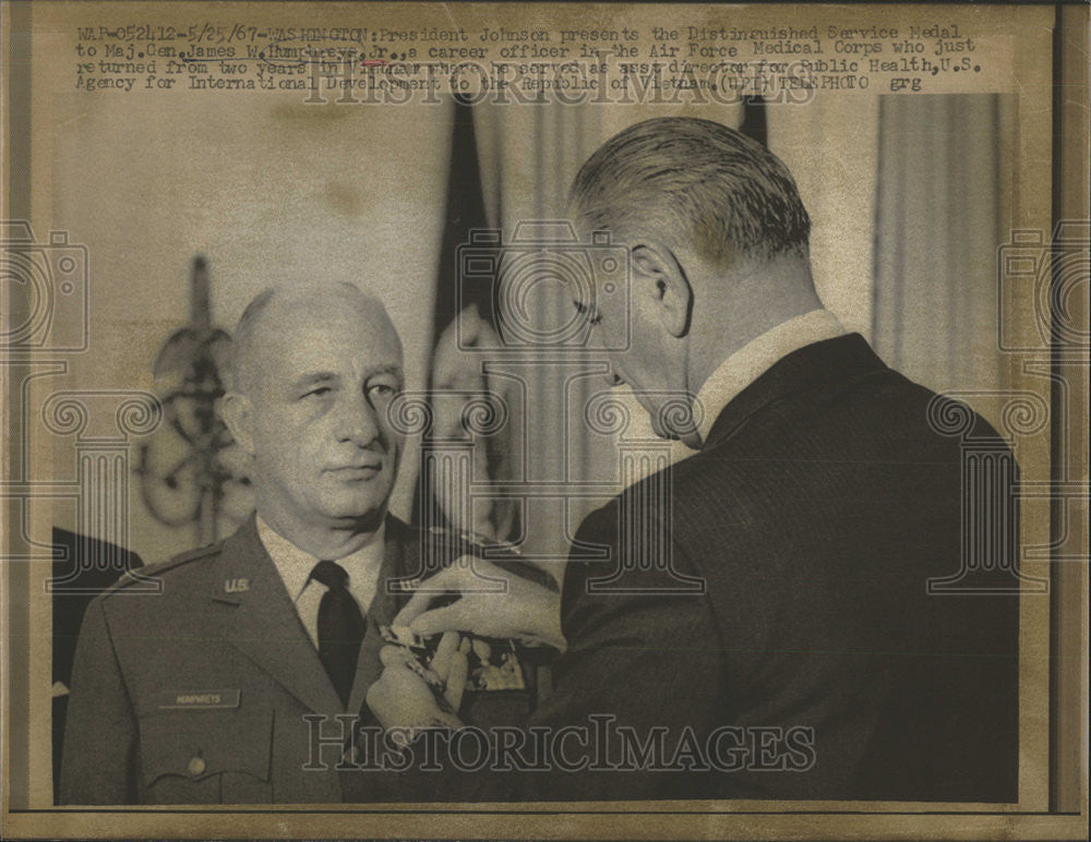 1967 Press Photo President Johnson Maj Gen James Humphrey Jr Air Force Medical - Historic Images