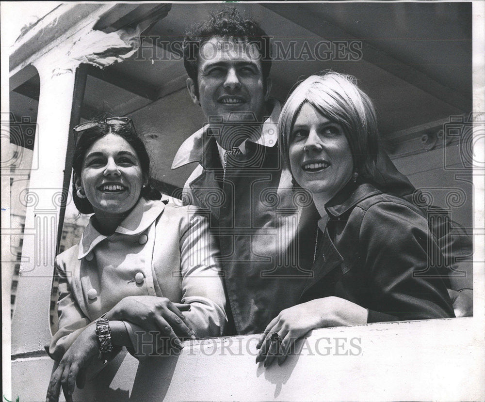 1970 Press Photo Lawrence Hall Randall House Windy City breezes Sunny Maria - Historic Images
