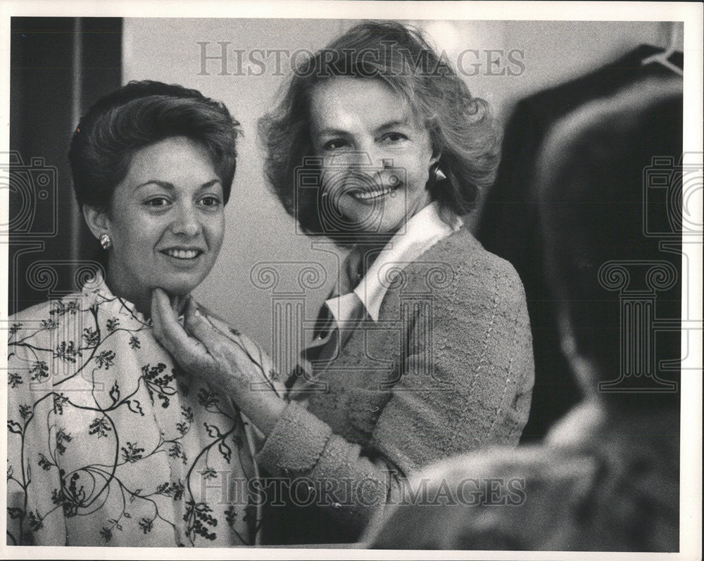 1985 Press Photo Georgette Klinger Admire Mirror Face Nancy DeMatteo Columbus - Historic Images