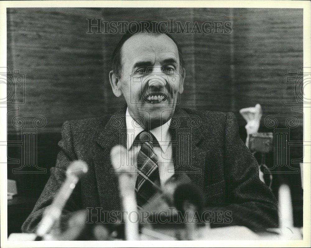 1986 Press Photo Cicero President Henry Klosak holds press conference - Historic Images