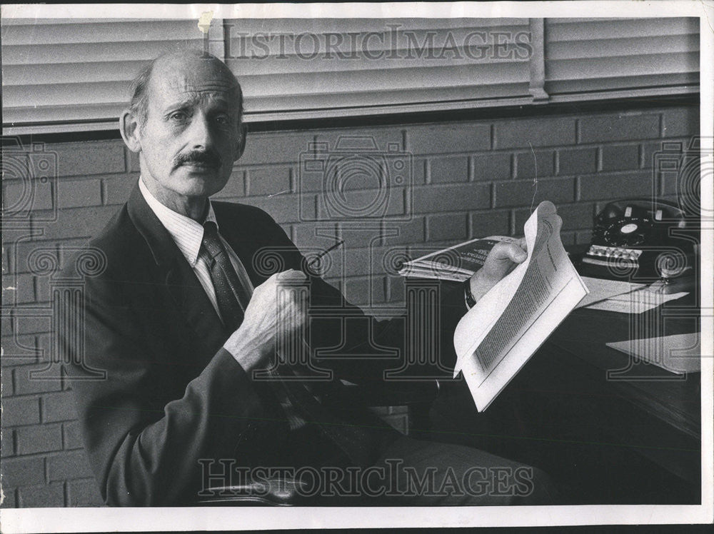 1976 Press Photo Portrait Dr Henry Knepler engineering student Social science - Historic Images