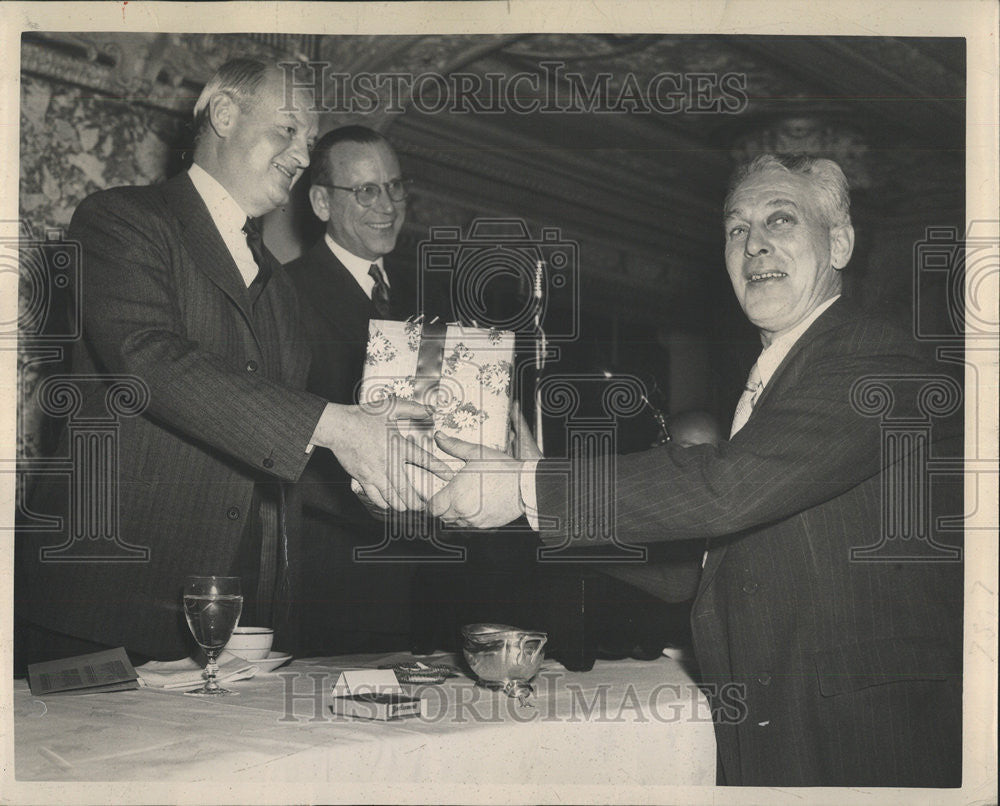 1948 Press Photo Arthur Hall circulation manager John Knight editor publisher - Historic Images