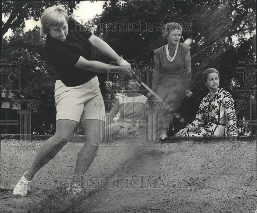 1966 Press Photo Lake Geneva Club Jane Huntsberger Women Golf John Carpenter - Historic Images
