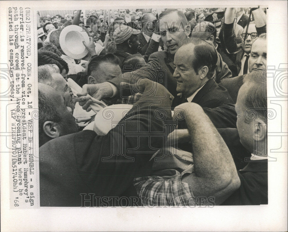 1968 Press Photo Sign Carrierris Hubert Humphrey Avco lycoming plant  crowd - Historic Images