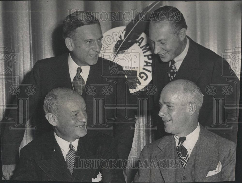 1945 Press Photo Knight Guest Speaker At Luncheon with Cunningham
Randall - Historic Images