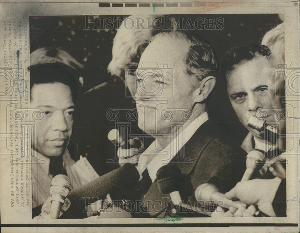 1974 Press Photo Runt Smiles As He Talks With Newsmen At District Court - Historic Images