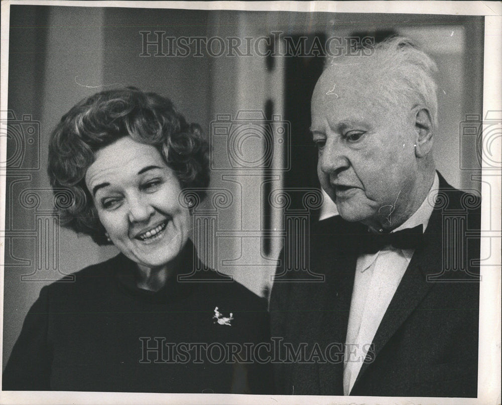 1968 Press Photo Mr Mrs Hunt Billionaires Sing Together Suit Conrad HIlton - Historic Images