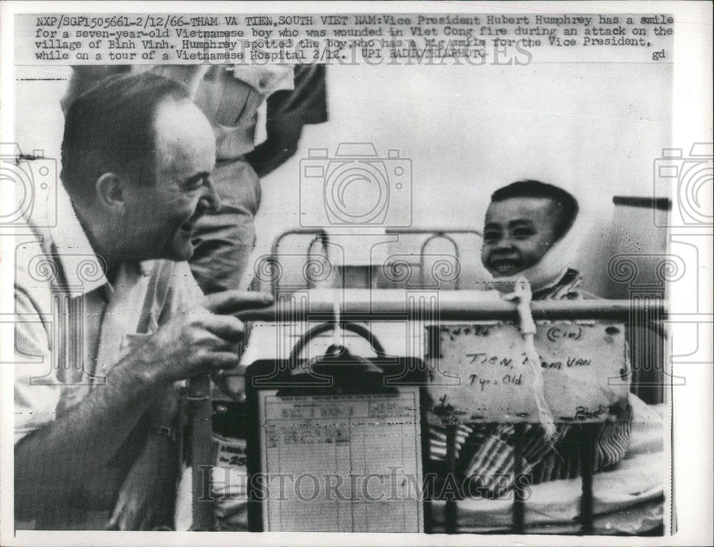 1966 Press Photo Vice President Hubert Humphrey Vietnamese boy Cong Binh Vinh - Historic Images