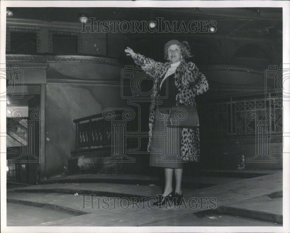 1954 Press Photo Stage Auditorium Lady Shows Handbag - Historic Images