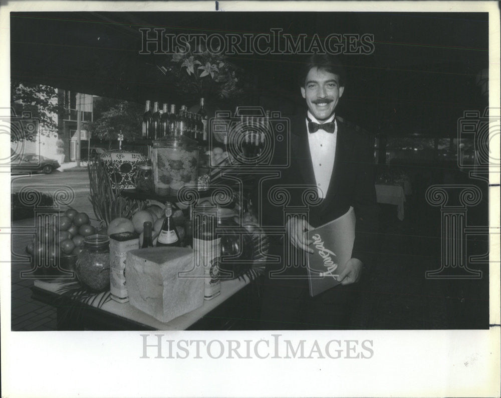 1984 Press Photo vcStylish Maitre d Giovanni Garelli Hotel Owner - Historic Images