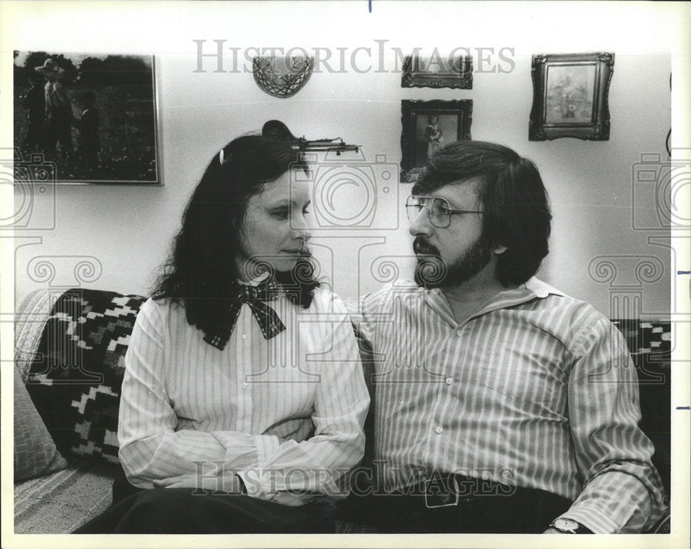 1986 Press Photo Foster parents Helen George battling Judge Harry Aron Robert - Historic Images