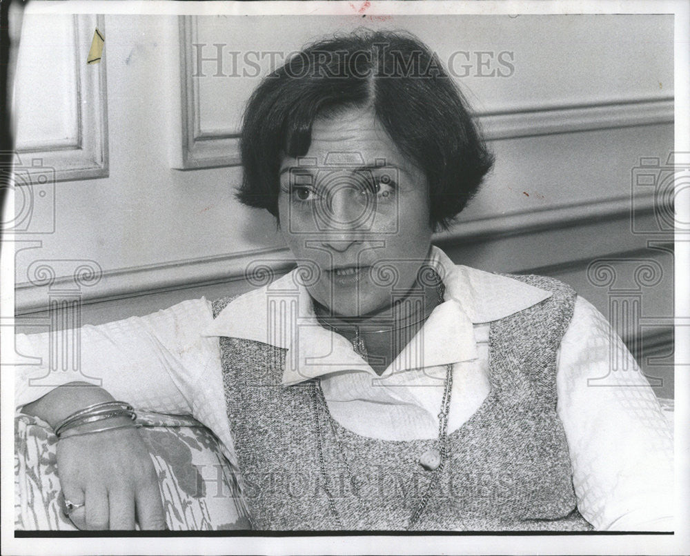 1976 Press Photo Designers Mady Gerrard mohair Knickers sweater shawl brown - Historic Images