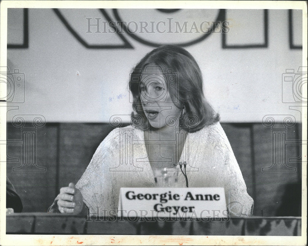 1985 Press Photo George Anne Geyer Forum Sun Times - Historic Images