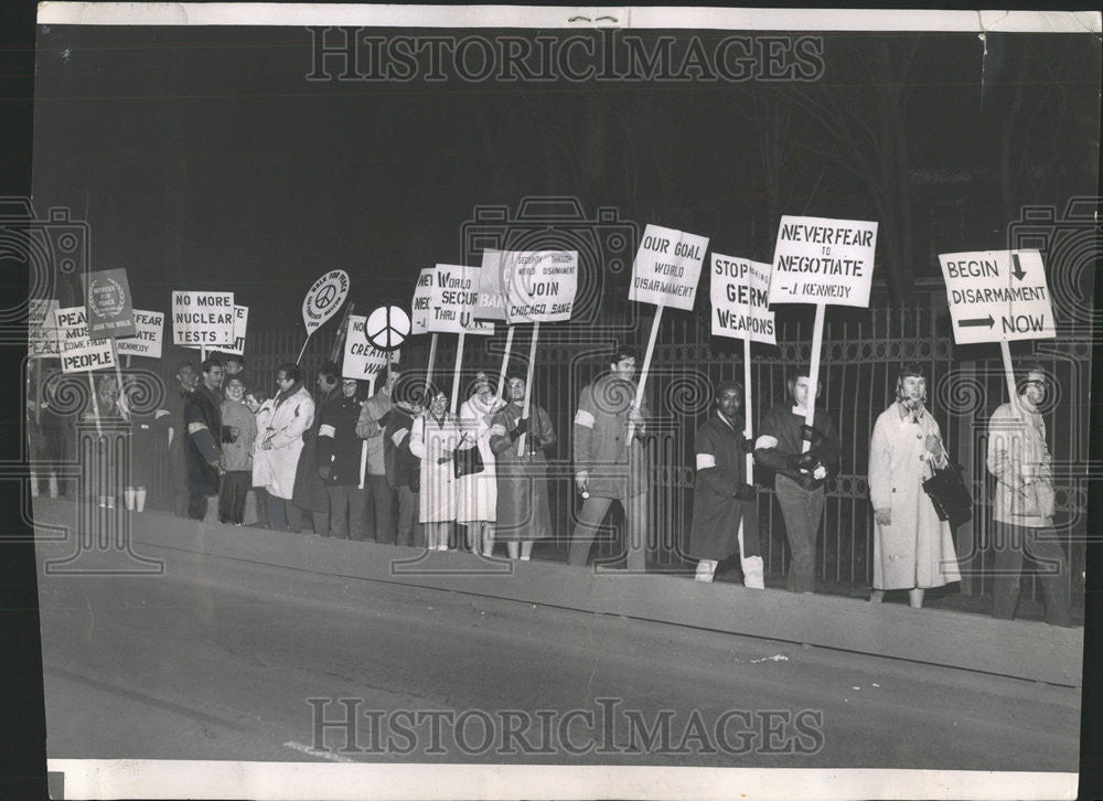 1961 Press Photo Daily News reporter Georgia Anne Geyer marcher Naval Training - Historic Images