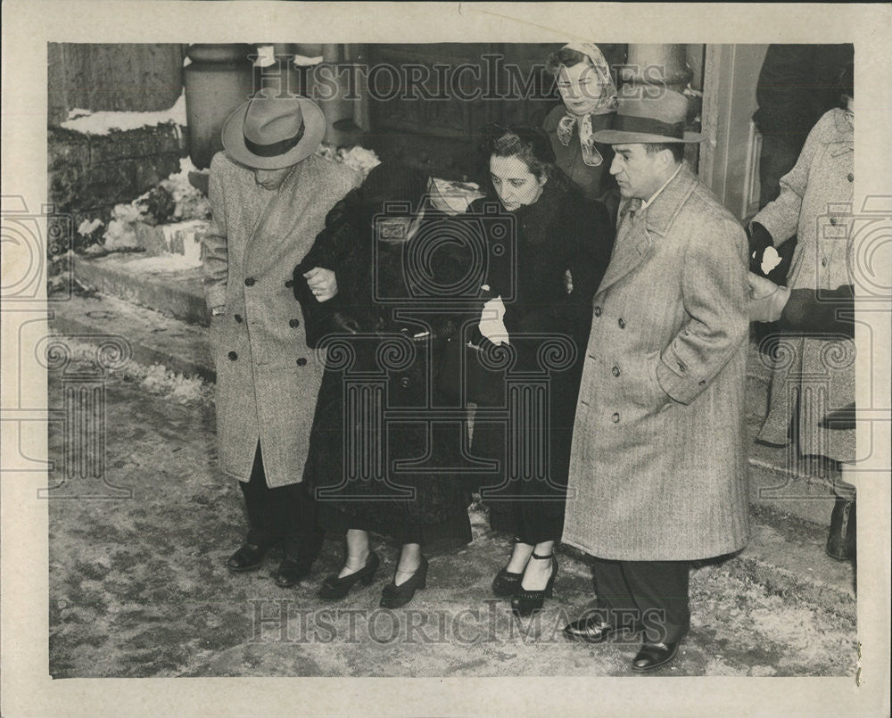 1957 Press Photo Widow Sam Genna leaving Church Roosevelt Family - Historic Images