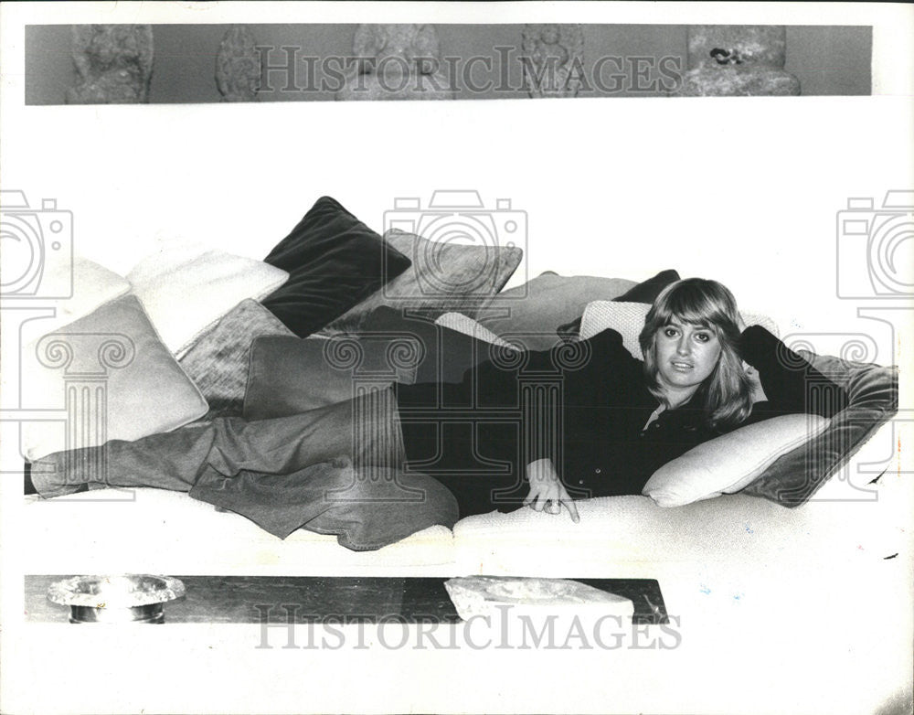 1976 Press Photo Actress Susan George Incurable Mary Poppins Fly Out Widow Broom - Historic Images