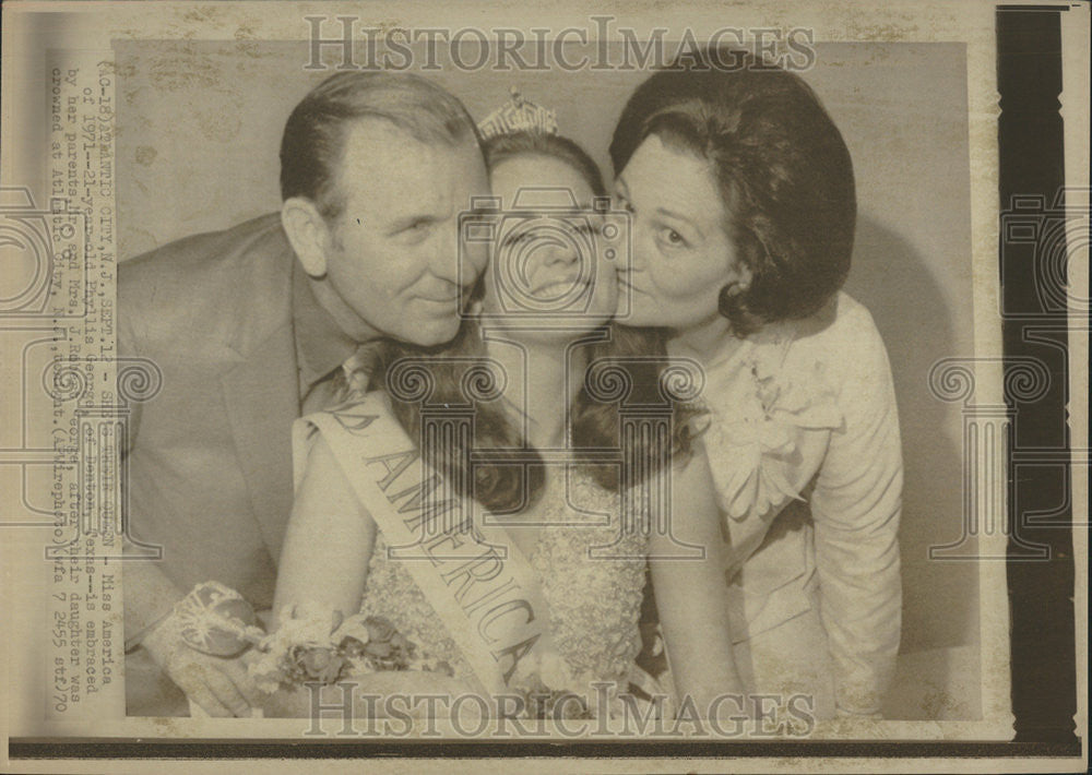 1970 Press Photo Phyllis George Is Embrace By Parents After Crowned At Atlantic - Historic Images