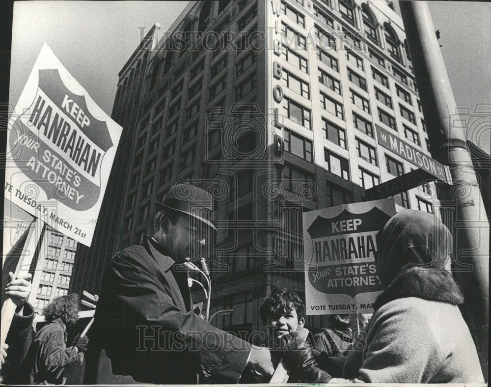 1972 Press Photo Hanrahan Busy Campaigning for the Election. - Historic Images