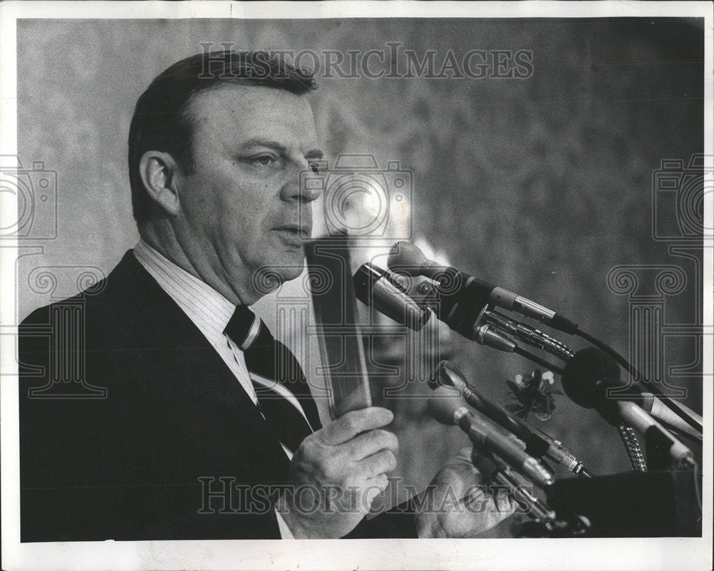 1975 Press Photo Mavoral Candidate Edward Hanrahan golden Rule Chicago club - Historic Images