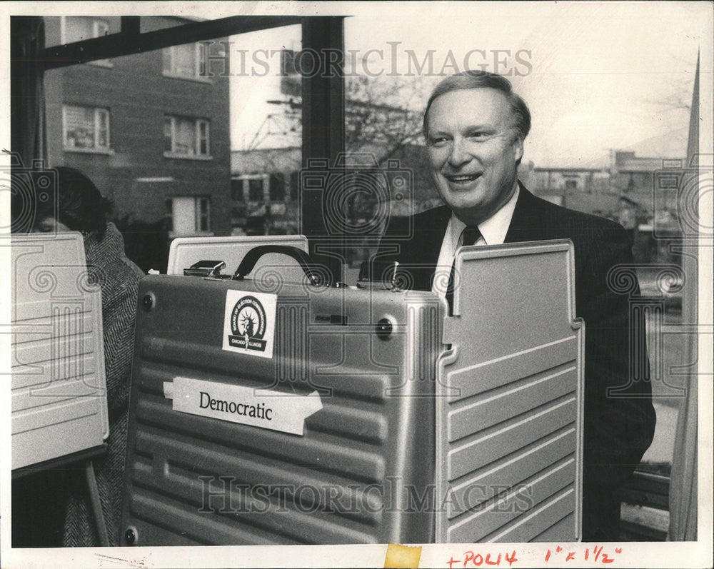 1986 Press Photo Atty. Gen.Neil Hartigan casting his ballot at Loyal Univ. - Historic Images
