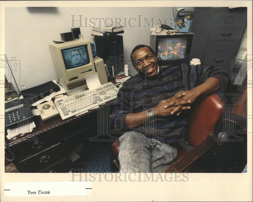 1990 Press Photo Aaron Freeman At His Desk In His Home-Actor Comedian Writer - Historic Images