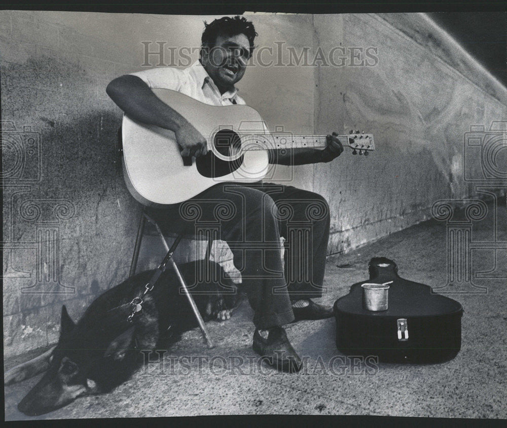 1977 Press Photo Clinton Frazer blind Illinois Central underpass Sing Michigan - Historic Images