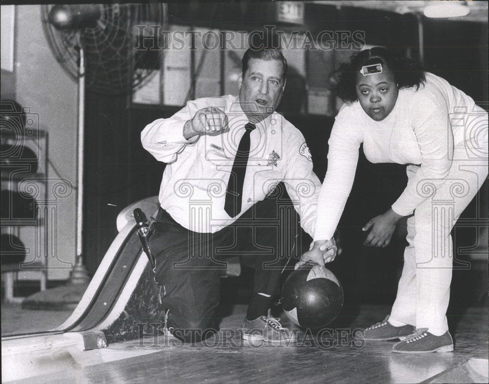 1970 Press Photo Patrolman James Frawley William Freeman teaches balance girl - Historic Images