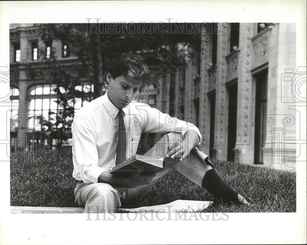 1983 Press Photo Francisco Garcia college student Plaza Book Bredenberg - Historic Images