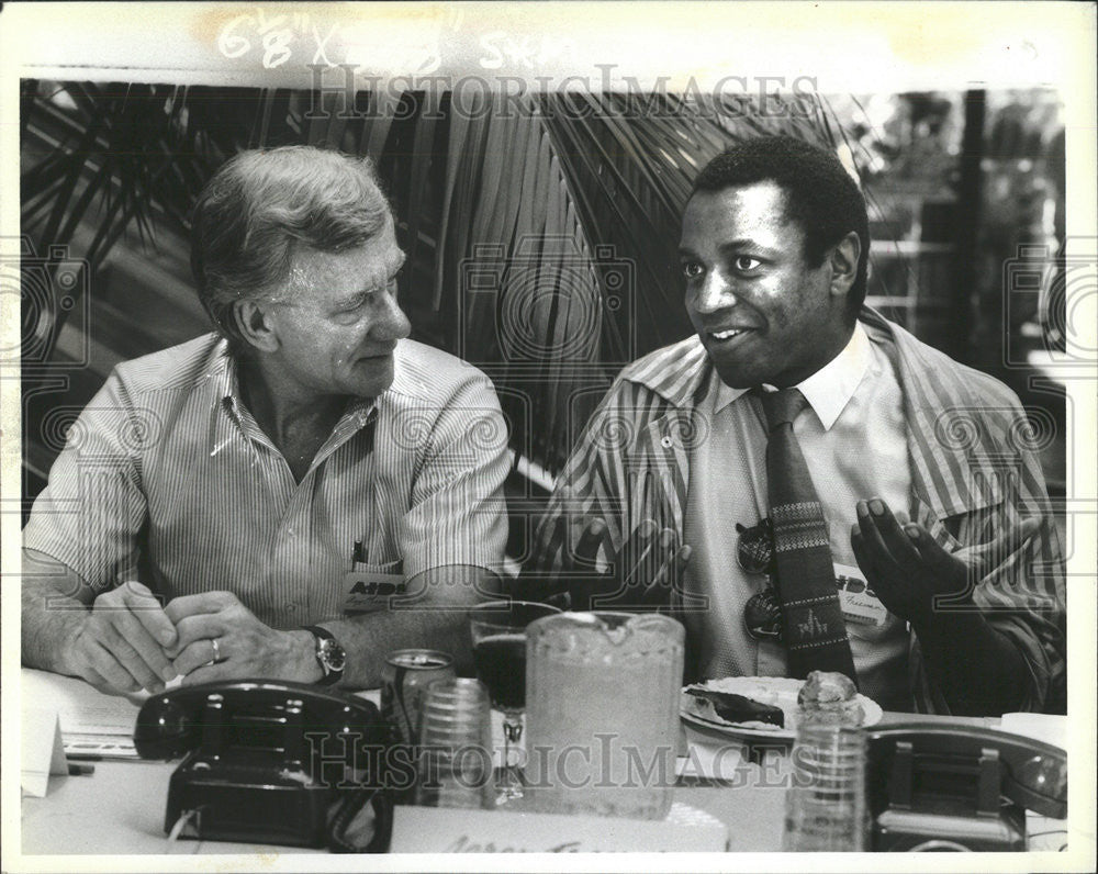 1987 Press Photo WGN Radio Rey Leonard Comedian Aron Freeman  Chicago AIDS Hyatt - Historic Images