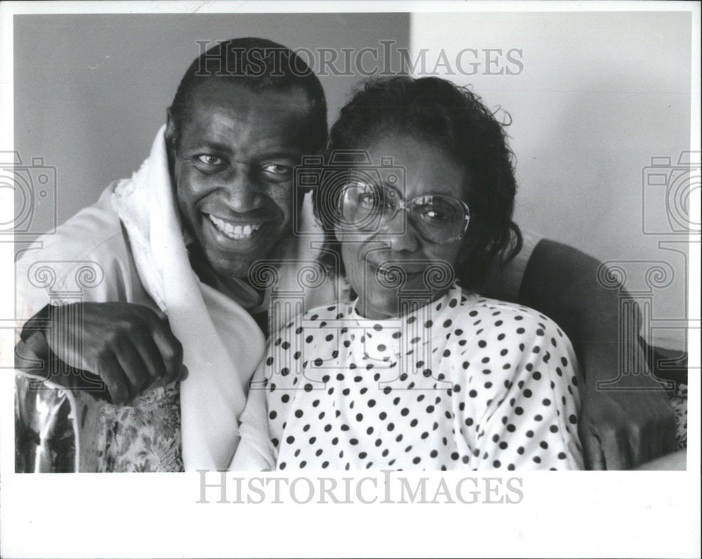 1993 Press Photo Comedian Aaron Freeman entertainer mother Leona give advice - Historic Images