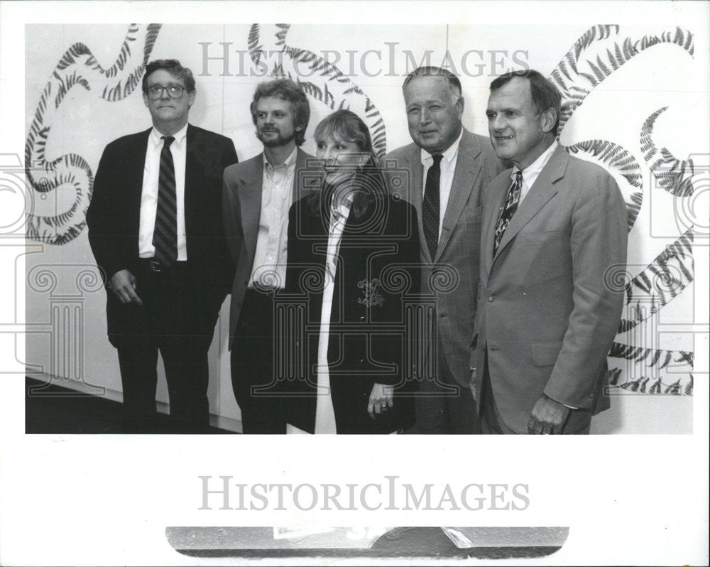 1991 Press Photo Art Club Courts Youth Stanley Freehling Alexander Calder Mobile - Historic Images