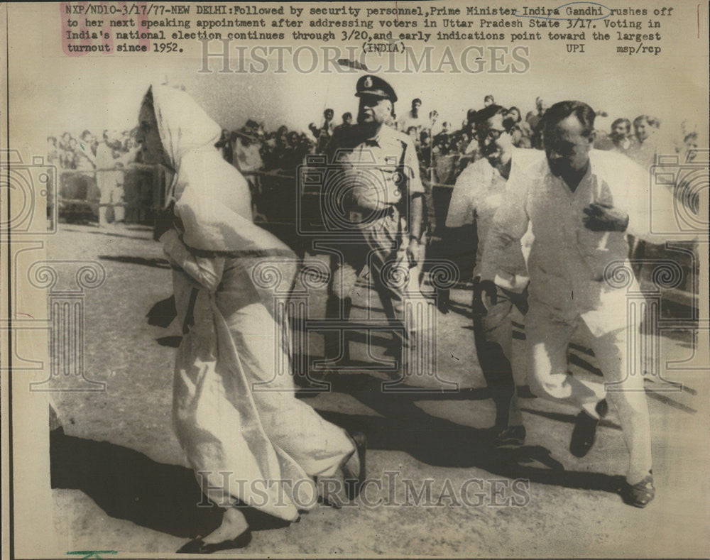 1977 Press Photo Security Personnel Prime Minister Indira Gandhi Rush Speak - Historic Images