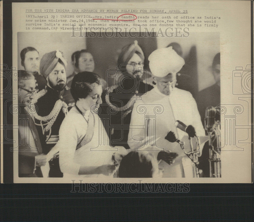 1976 Press Photo Mrs Indira Gandhi Reads Oath Office As India&#39;s Prime Minister - Historic Images