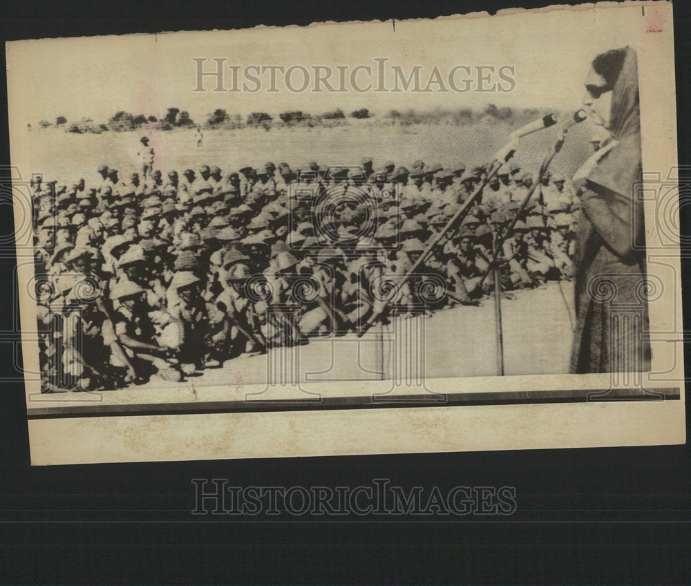 1971 Press Photo India Prime Minister Indira Gandhi Talk Indian Soldier Tour - Historic Images