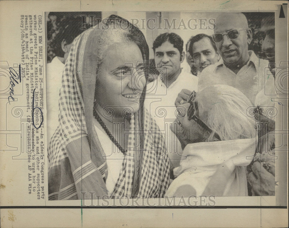 1975 Press Photo Prime minister Indira Gandhi Congress party worker India meet - Historic Images