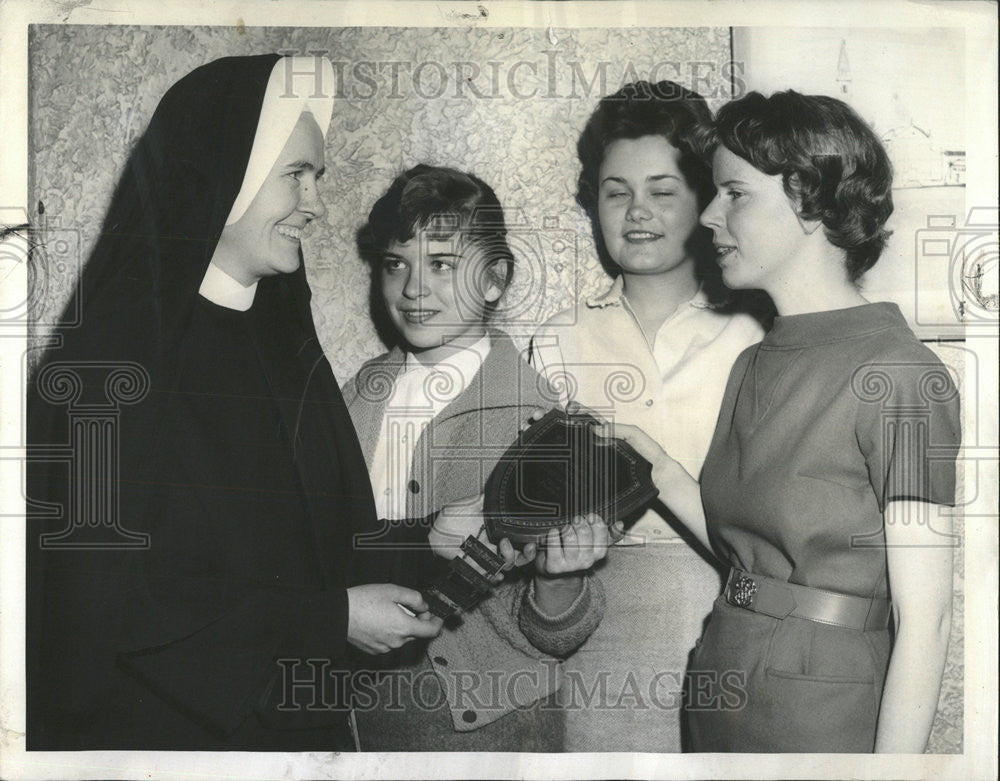 1960 Press Photo Sister Mary Ann Ida President Mundelein College Plaque Team - Historic Images