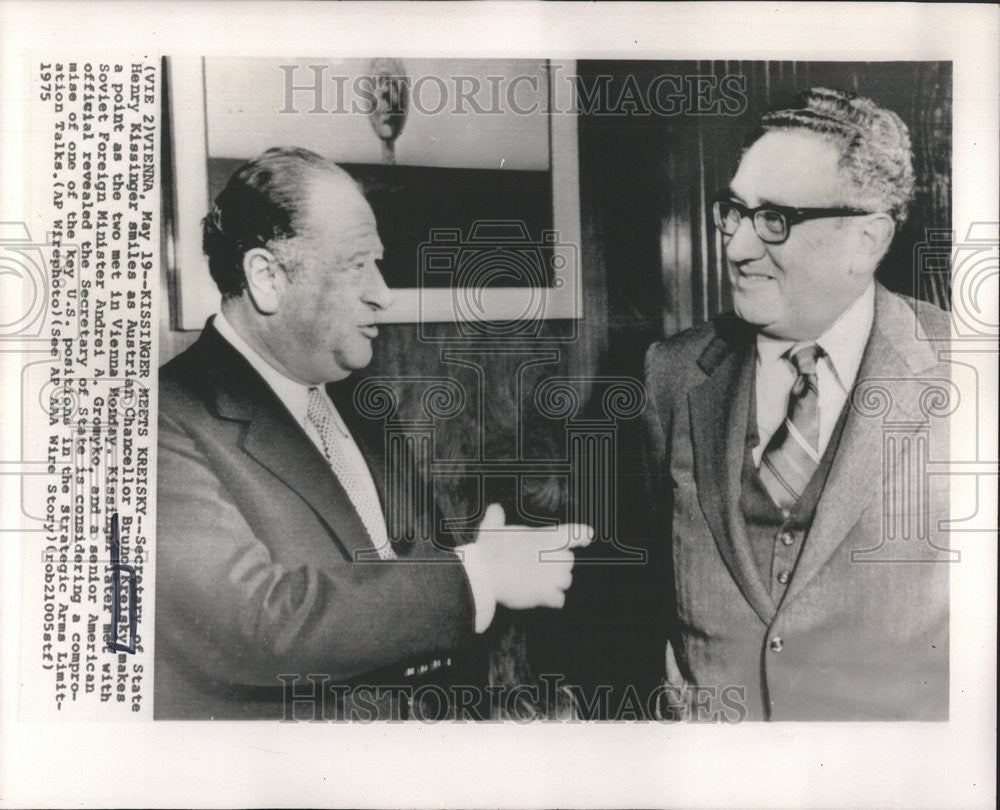 1975 Press Photo Secretary State Henry Kissinger Smile Austrian Chancellor - Historic Images