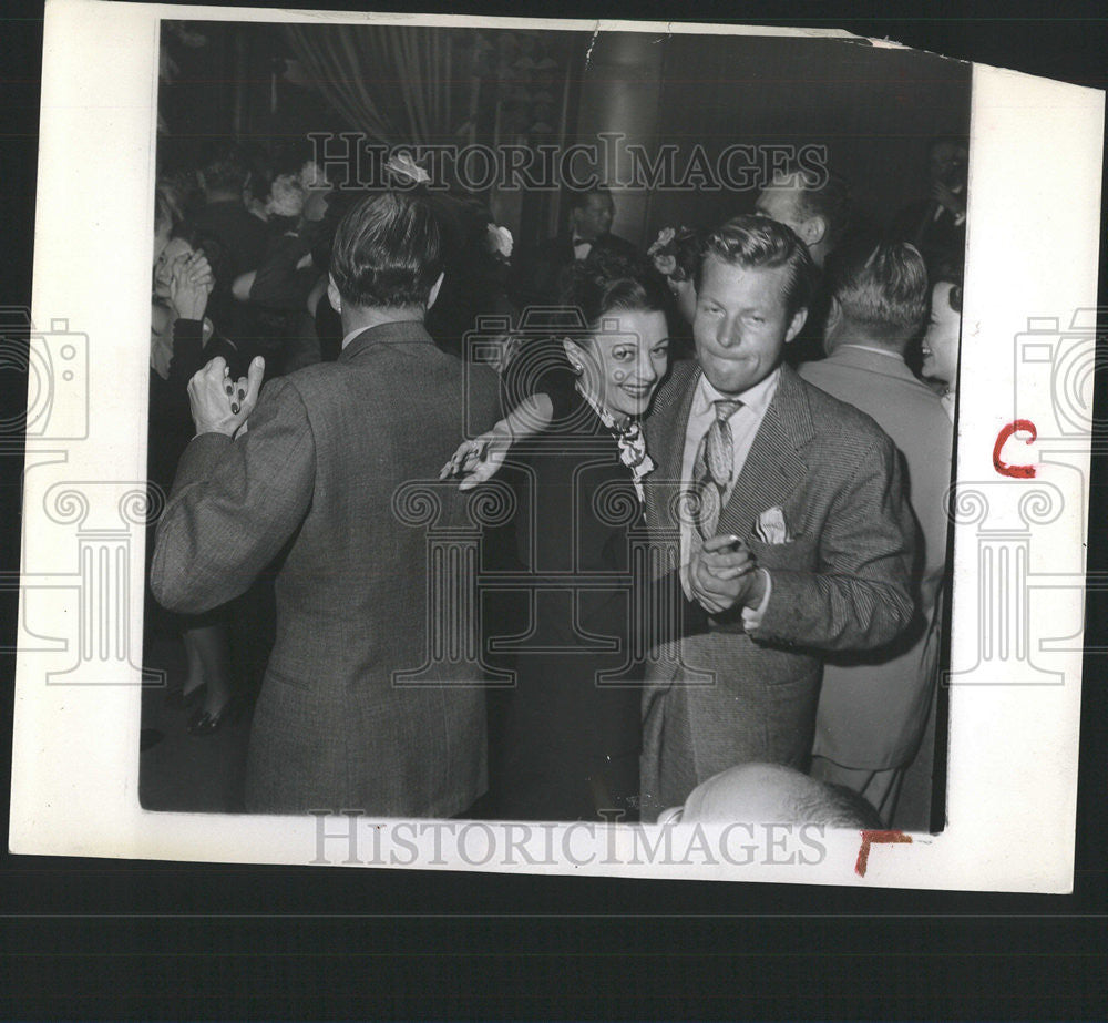 1946 Press Photo Kurt Kreuger rug cutting Photographer Jay Scott - Historic Images