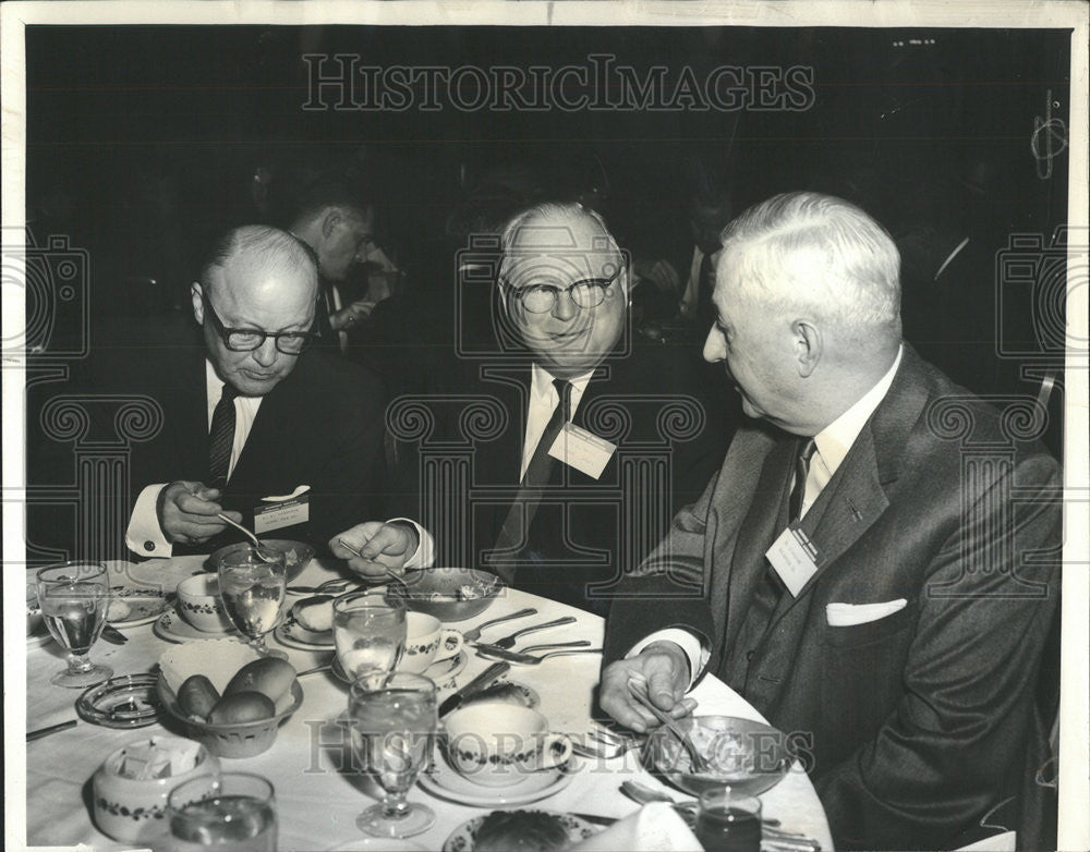 1963 Press Photo Hargrave Krill Starshak Holds Attention During Luncheon Hotel - Historic Images