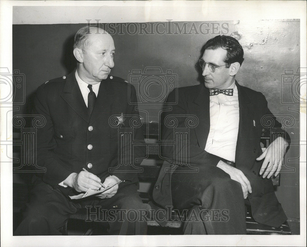 1952 Press Photo  Brandon Of Lake Park Talk To Lt John Krikava Hyde Park Station - Historic Images