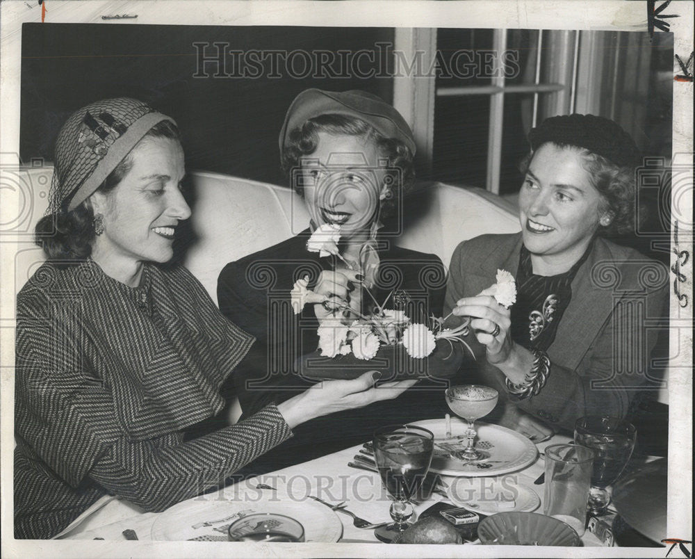 1949 Press Photo Kribben Shepard Tyler Hostesses At English Speak Union Tea  Day - Historic Images