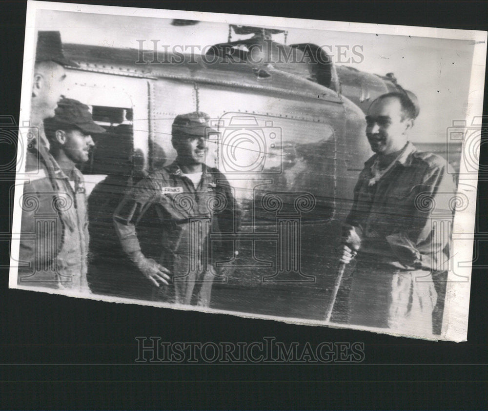 1963 Press Photo Krause Talks With Soldiers In Saigon After Held By Guerrillas - Historic Images