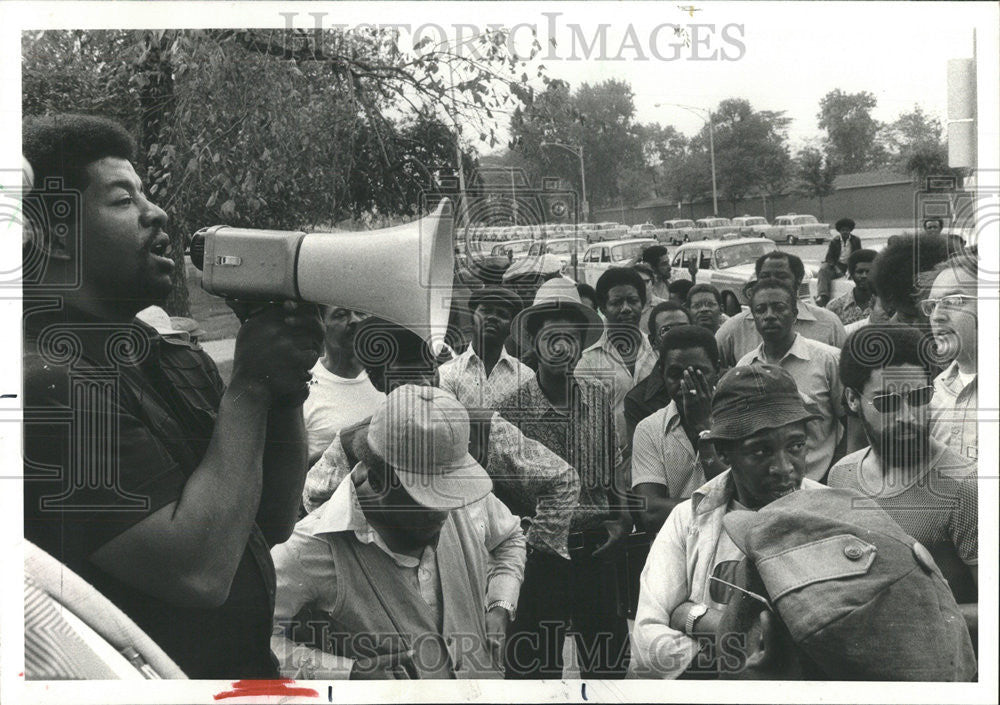 1977 Press Photo John Garrett Holds Meeting In Grant Park Along Columbus Drive - Historic Images